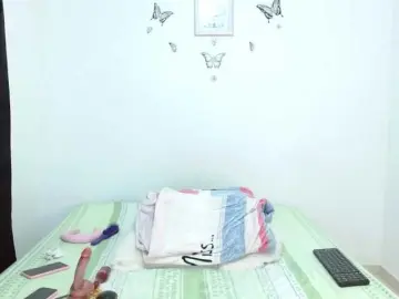 Bongacams Nude Webcam of littleshydoll