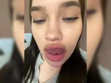 Bongacams Sex Cam of Glossmixdoll