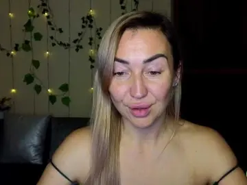 Jullyblondkiss from bongacams