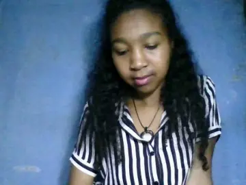 diniah22 from bongacams