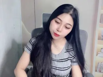 Strawberry18 from bongacams