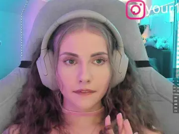 -VikkiL0vesCheese- from bongacams