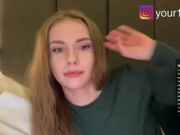 Bongacams Live Porn of -VikkiL0vesCheese-