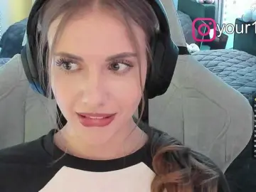 Bongacams Adult Video Chat of -VikkiL0vesCheese-