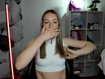 EvelynBlond from bongacams