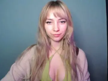 LuciaGlow from bongacams