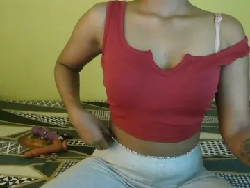 Stripiqueen from bongacams