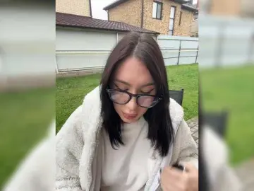 Bongacams Live Sex Cam of CurvyWoman-