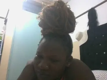 Peachypeach from bongacams