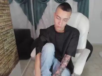 Cam4 Nude Webcam of Dereckk_Boy