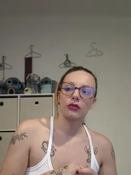 Cam4 Free Live Porn of cerise132