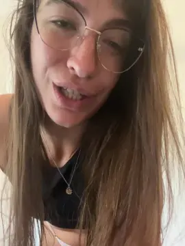 Cam4 Watch Live Sex Cams of Yara_Queenn