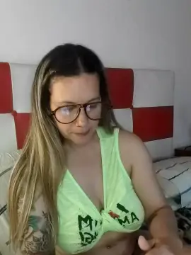 Cam4 Free Live Porn of desireemilf