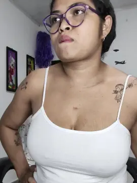 Chalohottt from cam4