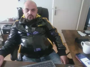 Cam4 Watch Live Sex Cams of maseratibear