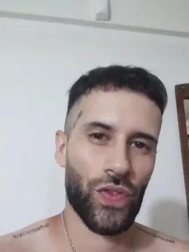 Cam4 Free Live Porn of exxequiel1