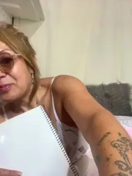 Cam4 Sex Cam of charlotte_milf3