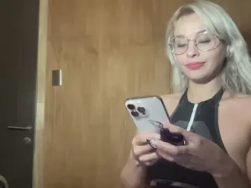 WhiteSnow95 from cam4