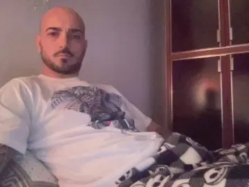 Cam4 Free Live Porn of alessandromori9