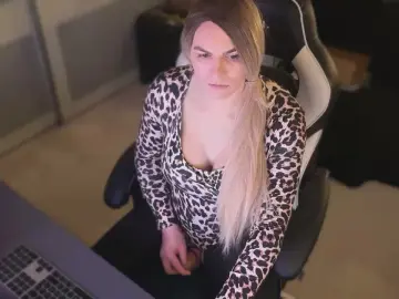 Cam4 Free Live Porn of NylonQueen87