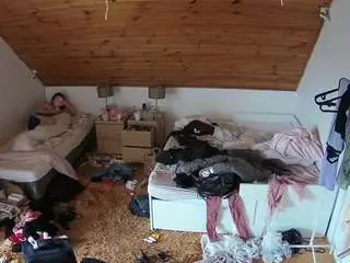 Camsoda Best Webcam of voyeurcam-julmodels-whitebed-2