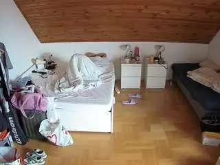 Camsoda Sex Chat of voyeurcam-julmodels-greybed-3