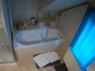 Camsoda Private Sex Chat of voyeurcam-julmodels-bath-2nd-1