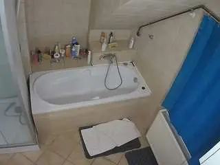 Camsoda Adult Webcams of voyeurcam-julmodels-bath-2nd-1