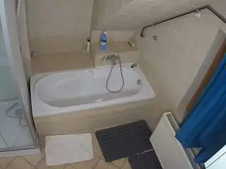 Camsoda Adult Webcams of voyeurcam-julmodels-bath-2nd-1