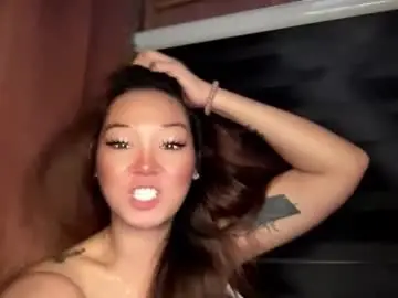 sassygurl_uxxxx from chaturbate