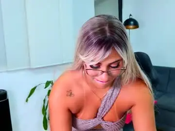 Chaturbate Live Sex of mia_hotwife