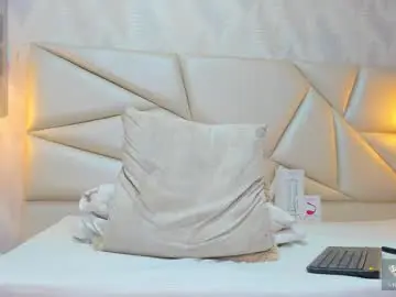 Chaturbate Live Sex Cam of laurettedela_roux