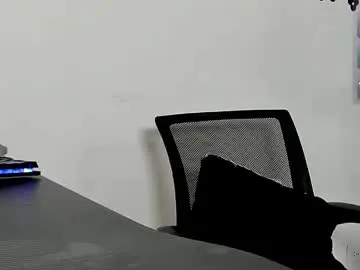 Chaturbate Live Sex Cam of emysweetfeet95