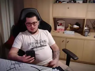 Chaturbate Live Sex Cam of kevinnlovely95