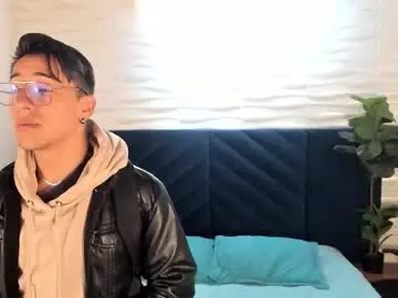 Chaturbate Live Sex Cam of andyjoy_