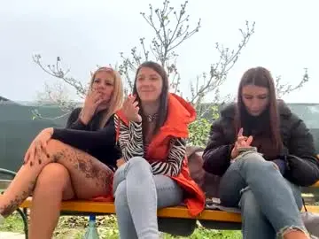 Chaturbate Live Sex Cam of squirt_bunny77