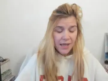 Chaturbate Live Sex Cam of artsyandcraftsy_