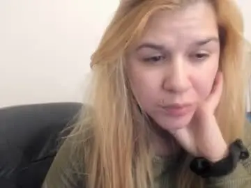 Chaturbate Live Sex Cam of artsyandcraftsy_