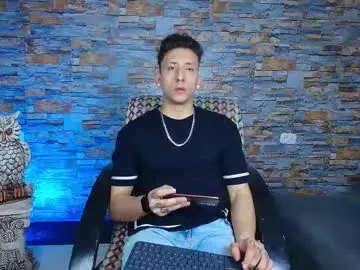 Chaturbate Live Sex Cam of emiliocum_24