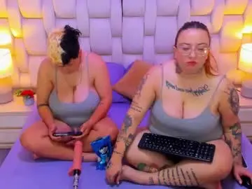 Chaturbate Best live sex cam show of miaandmolly_