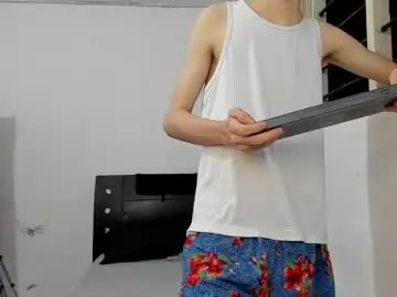 Chaturbate Live Sex Cam of andrew_2811