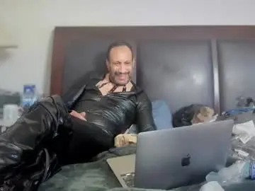 Chaturbate Live Sex Cam of kinkyguy323232