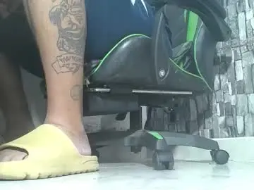 Chaturbate Live Sex Cam of srfindomfeet_