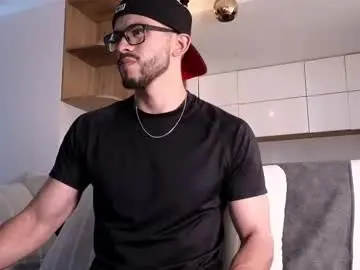 Chaturbate Live Porn of phantom_bigger1