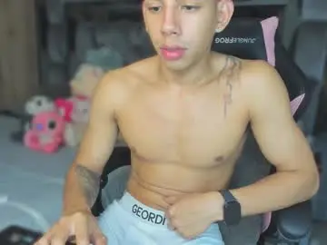 Chaturbate Live Porn of andrew_twink18