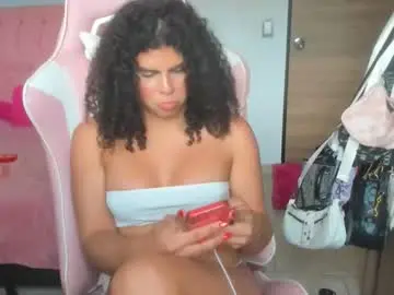 Chaturbate Live Sex Cam of mahia_frizzy