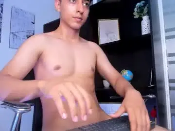 Chaturbate Live Sex Cam of paulette_valverde