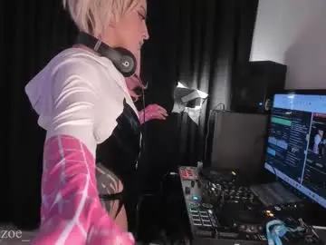 Chaturbate Live Sex Cam of cyberzoe