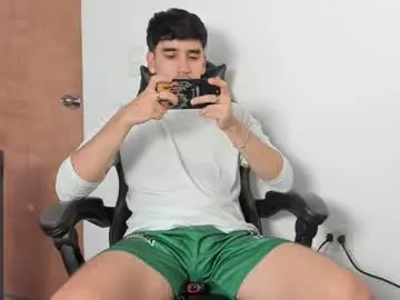 Chaturbate Live Sex Cam of leo_jones389