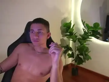 Chaturbate Live Sex Cam of thin_tommy11